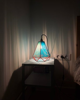 Lampă de masă geometrică realizată manual  abajur din cablu colorat, iluminare ambientală pentru noptieră, lampă textilă