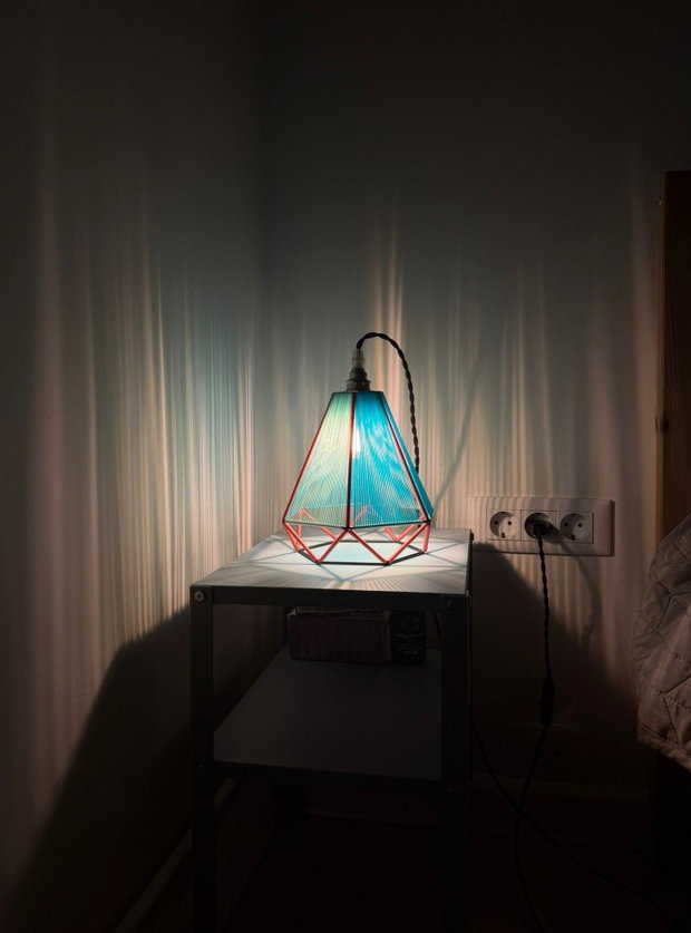 Lampă de masă geometrică realizată manual abajur din cablu colorat, iluminare ambientală pentru noptieră, lampă textilă