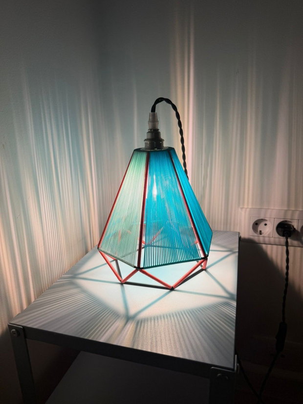 Lampă de masă geometrică realizată manual abajur din cablu colorat, iluminare ambientală pentru noptieră, lampă textilă