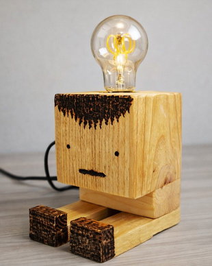 Lampă handmade din lemn  veioză decorativă tip personaj cu bec Edison