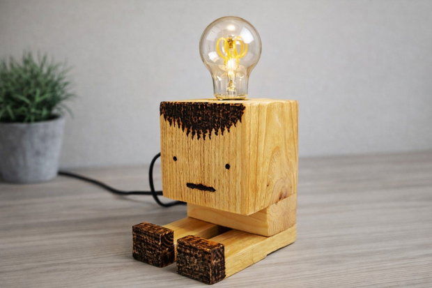 Lampă handmade din lemn  veioză decorativă tip personaj cu bec Edison