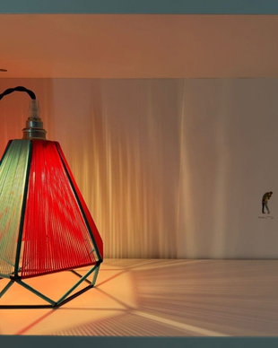 Lampă de masă geometrică realizată manual  abajur din cablu colorat, iluminare ambientală pentru noptieră, lampă textilă