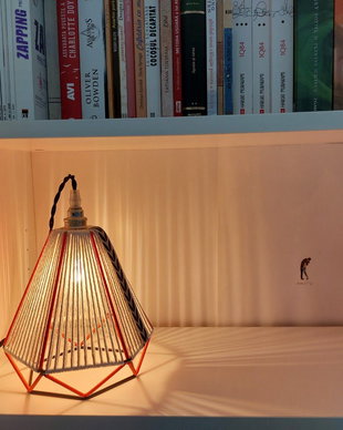 Lampă de masă geometrică realizată manual  abajur din cablu colorat, iluminare ambientală pentru noptieră, lampă textilă