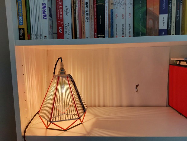 Lampă de masă geometrică realizată manual abajur din cablu colorat, iluminare ambientală pentru noptieră, lampă textilă