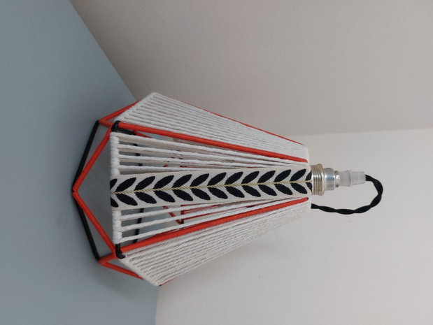 Lampă de masă geometrică realizată manual abajur din cablu colorat, iluminare ambientală pentru noptieră, lampă textilă