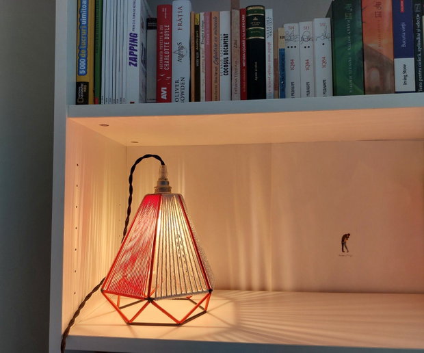 Lampă de masă geometrică realizată manual abajur din cablu colorat, iluminare ambientală pentru noptieră, lampă textilă