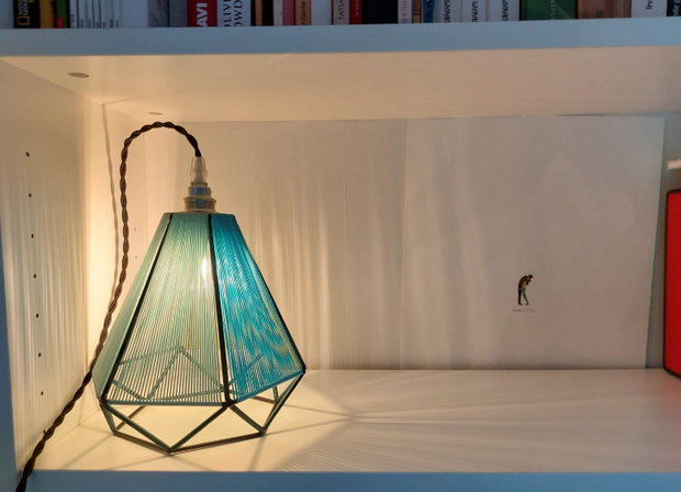 Lampă de masă geometrică realizată manual abajur din cablu colorat, iluminare ambientală pentru noptieră, lampă textilă