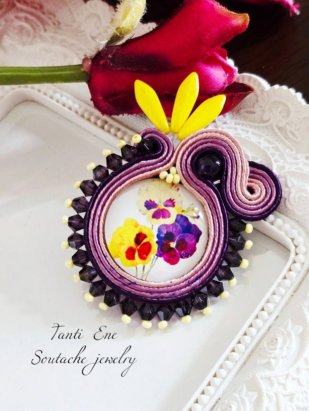 Brosa soutache cu panselute