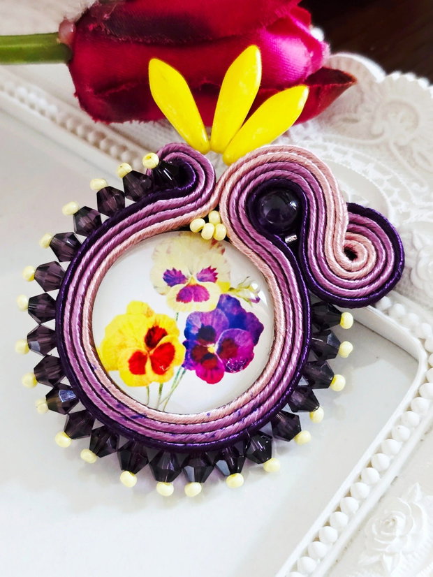 Brosa soutache cu panselute