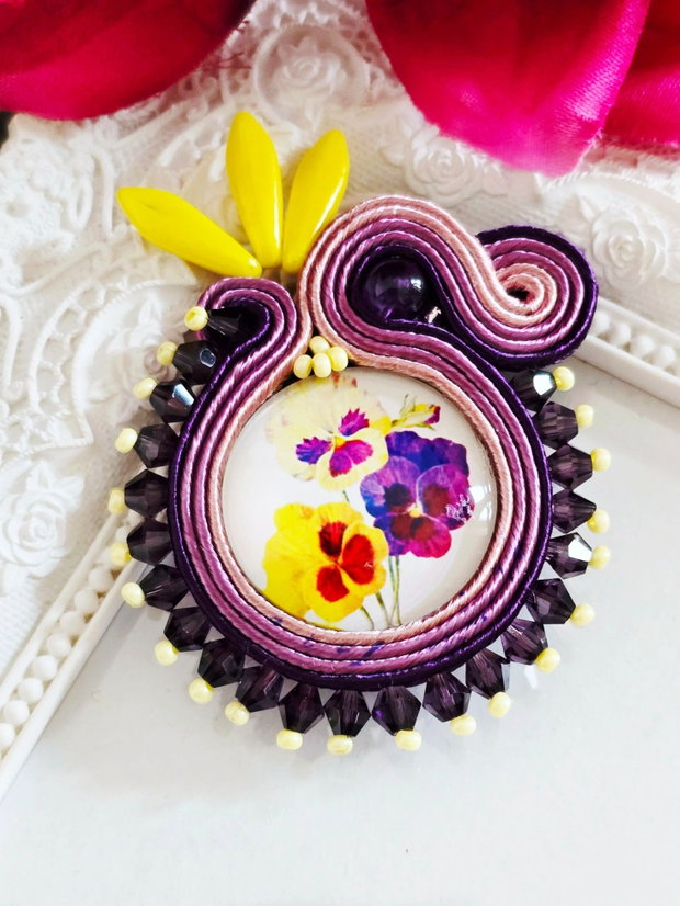 Brosa soutache cu panselute