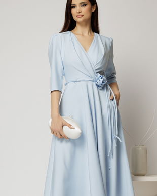 Rochie midi bleu din stofa in clos cu floare in talie