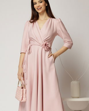 Rochie midi roz din stofa in clos cu floare in talie