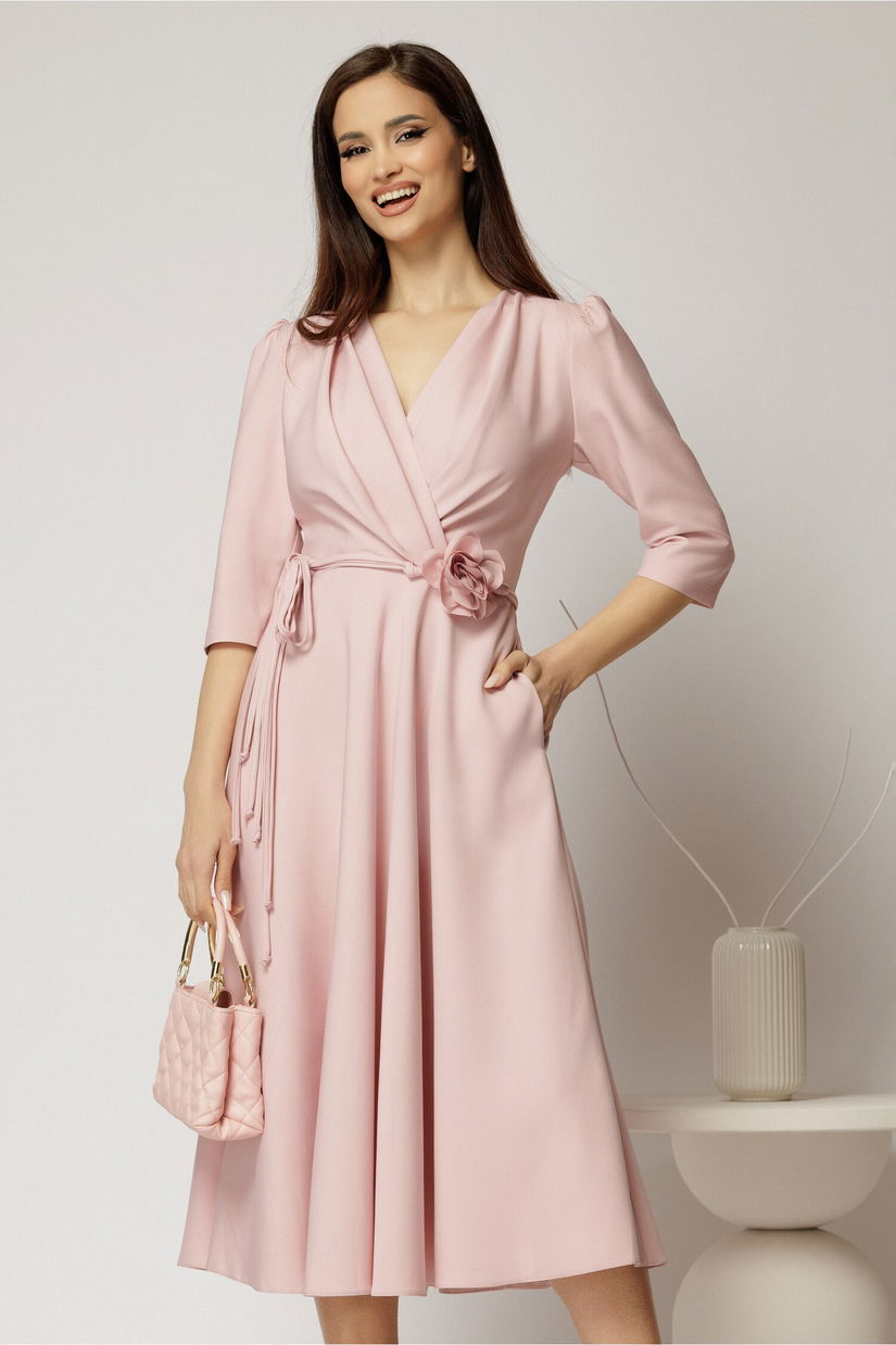 Rochie midi roz din stofa in clos cu floare in talie