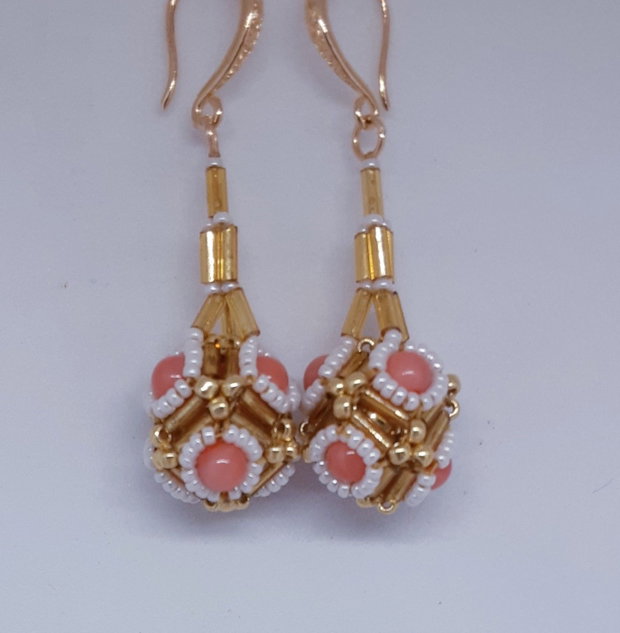 Cercei candelabru cu coral, margele japoneze aurii si albe