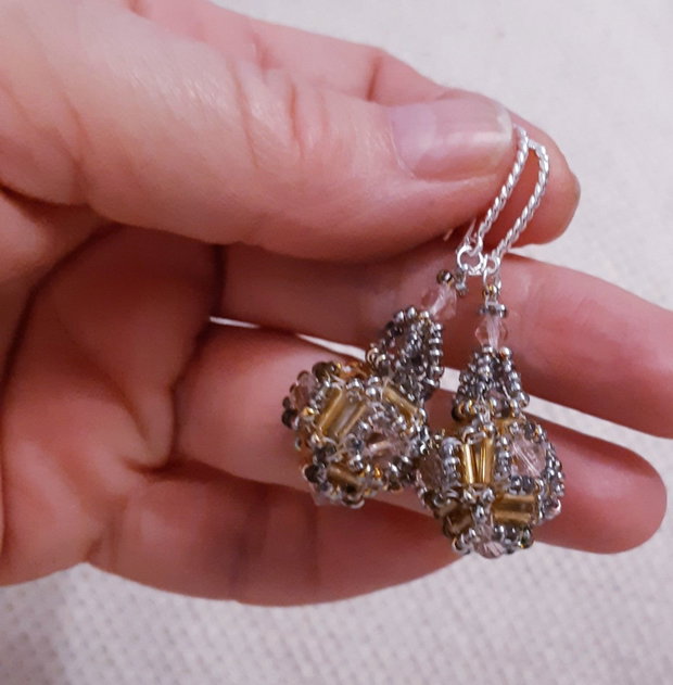 Cercei candelabru cu cristale Swarovski roz, margele japoneze aurii si argintii