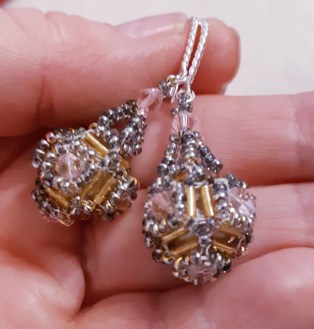 Cercei candelabru cu cristale Swarovski roz, margele japoneze aurii si argintii