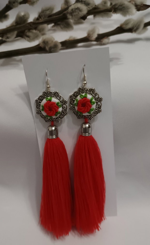 Cercei cu ciucuri si broderie manuala