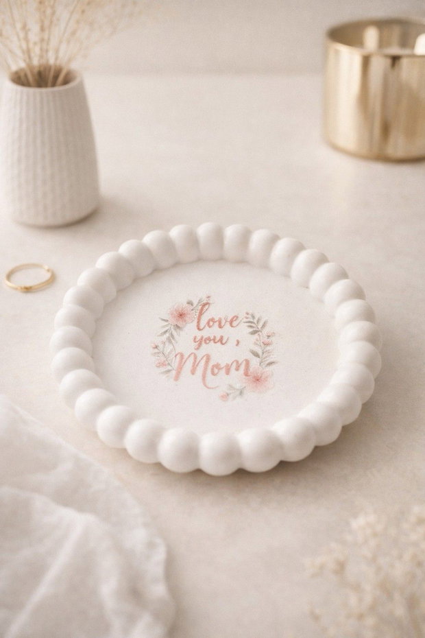 Tavita ceramica handmade TE IUBESC MAMA, cadou pentru mama, suport bijuterii delicat, decor minimalist, produs unic lucrat manual in Romania