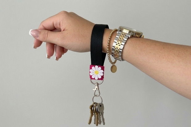 Breloc de mână tip Wristlet cu margaretă albă