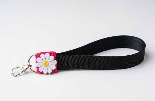 Breloc de mână tip Wristlet cu margaretă albă