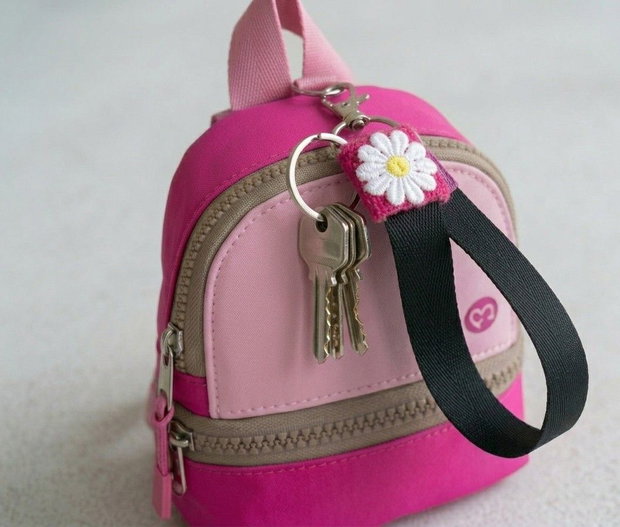 Breloc de mână tip Wristlet cu margaretă albă