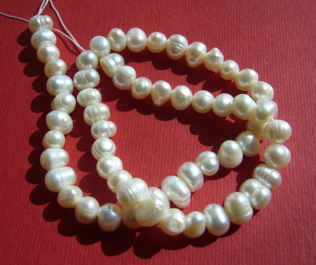 Sirag perle de cultura de lungime 33.5 cm - contine 59 bucati de 6.5-8 mm
