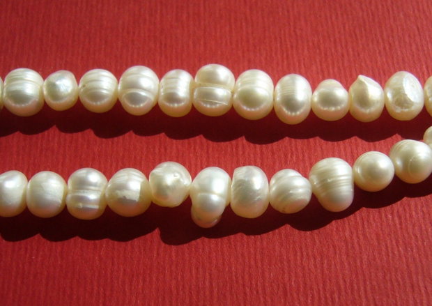 Sirag perle de cultura de lungime 33.5 cm - contine 59 bucati de 6.5-8 mm