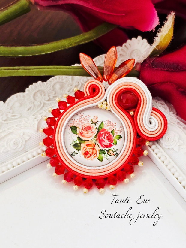 Brosa soutache cu trandafiri