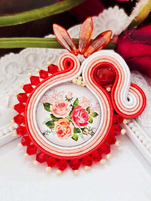 Brosa soutache cu trandafiri
