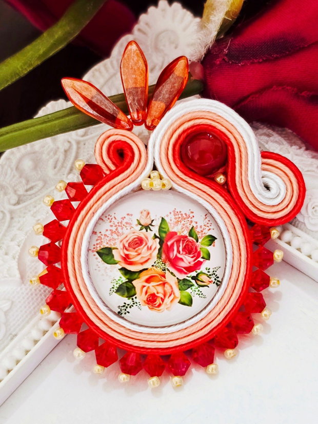 Brosa soutache cu trandafiri