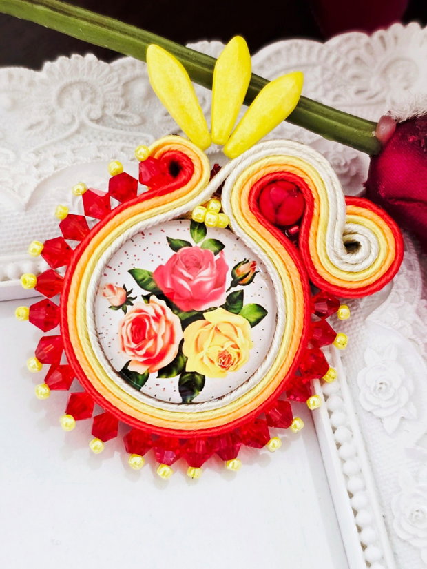 Brosa soutache cu trandafiri