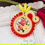 Brosa soutache cu trandafiri
