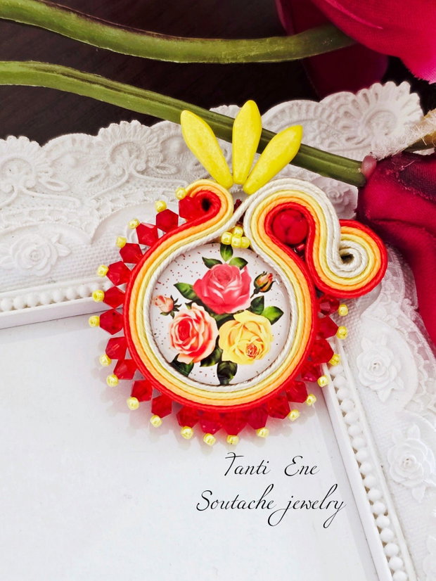 Brosa soutache cu trandafiri