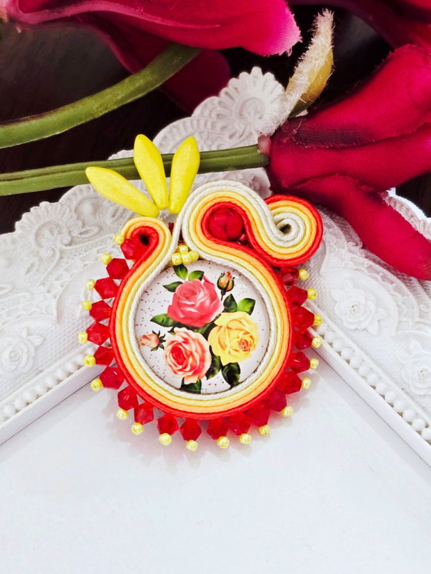 Brosa soutache cu trandafiri