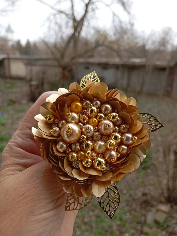 Floare aurie Broșă
