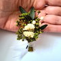 Cocarde mici invitați nuntă / Flori de pus în piept - flori naturale uscate și stabilizate, Alb Ivoire - Verde Olive
