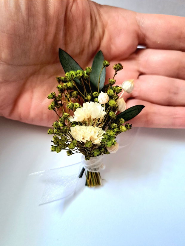 Cocarde mici invitați nuntă / Flori de pus în piept - flori naturale uscate și stabilizate, Alb Ivoire - Verde Olive