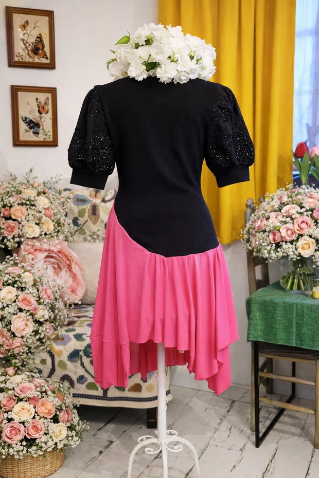 Bluză asimetrică din bumbac elastic cu detalii handmade
