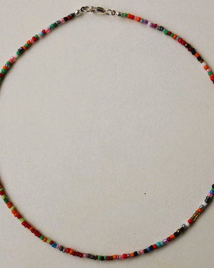 Colier din margele de nisip cu accesorii din argint