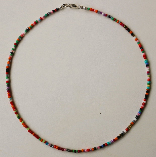 Colier din margele de nisip cu accesorii din argint
