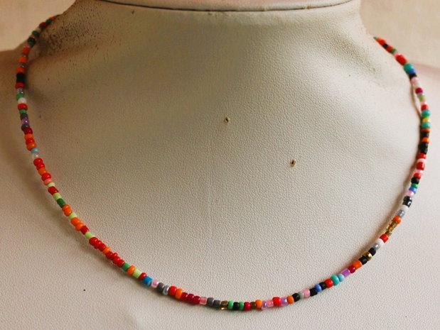 Colier din margele de nisip cu accesorii din argint