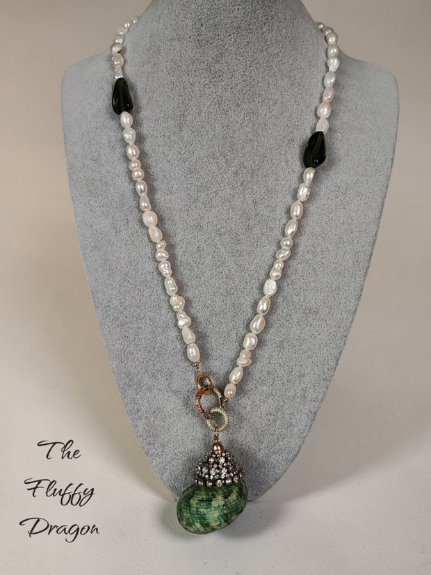 Colier perle de cultura cu pandantiv melc natural + card reducere 8 % pentru cumparaturi ulterioare