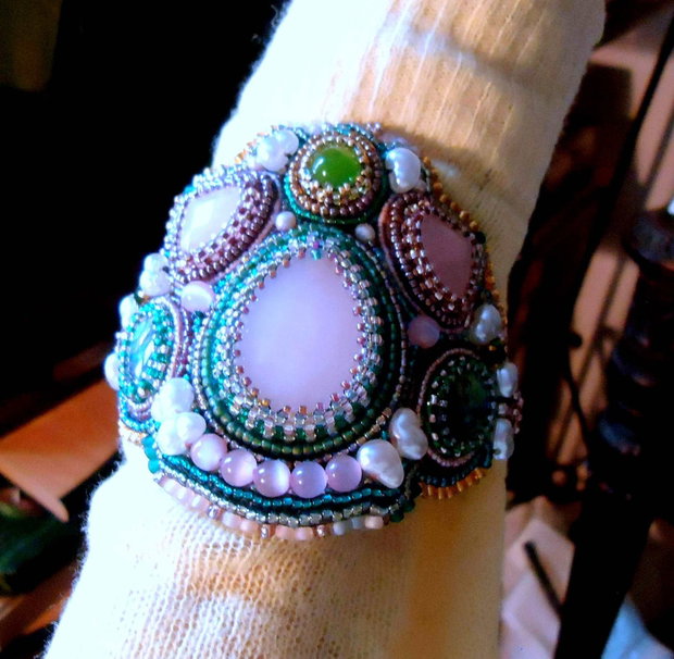 Reducere 50%/ Bratara brodata fixă cuart roze, perle baroq, agate mos flash,