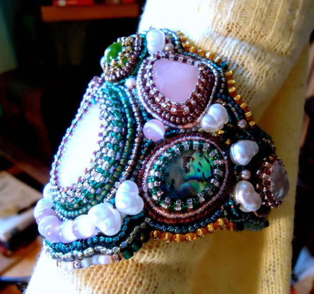 Reducere 50%/ Bratara brodata fixă cuart roze, perle baroq, agate mos flash,