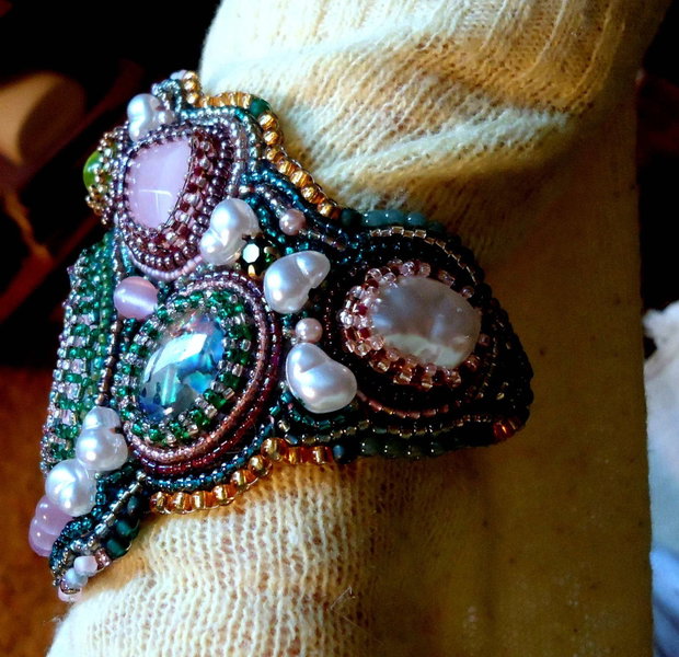 Reducere 50%/ Bratara brodata fixă cuart roze, perle baroq, agate mos flash,