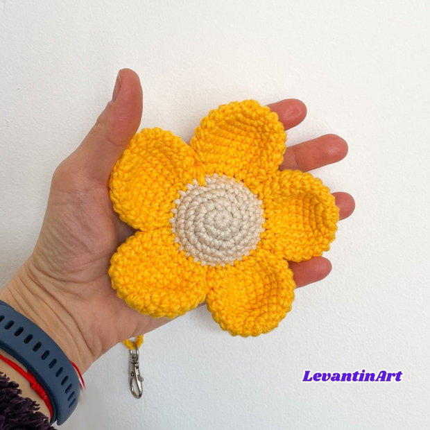 Floare uriasa - Breloc ornament pentru geanta, crosetat manual, cu catarama de prindere