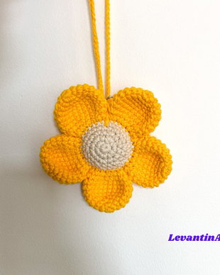 Floare Uriașă Croșetată Manual, Breloc Decorativ pentru Geantă și Rucsac, Ornament Auto, Accesoriu Handmade Personalizabil. La comandă