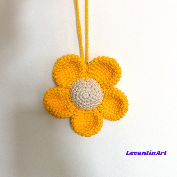 Floare uriasa - Breloc ornament pentru geanta, crosetat manual, cu catarama de prindere