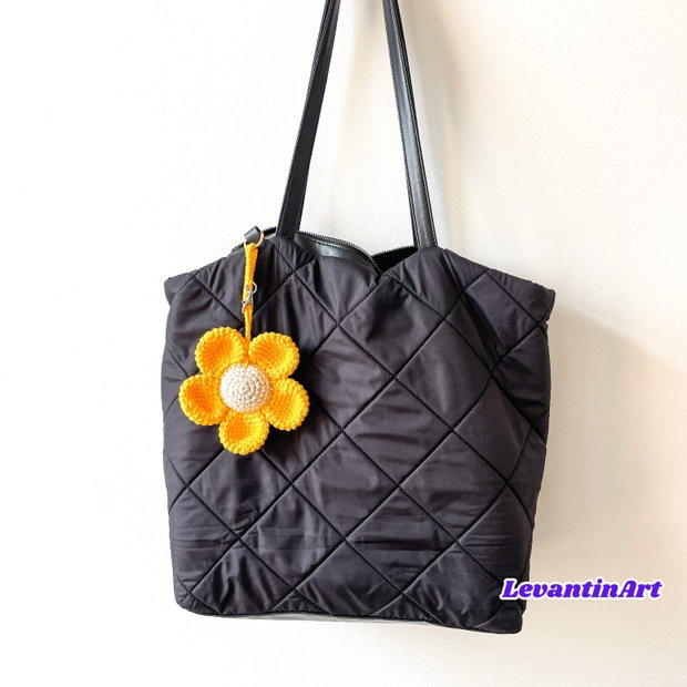Floare uriasa - Breloc ornament pentru geanta, crosetat manual, cu catarama de prindere