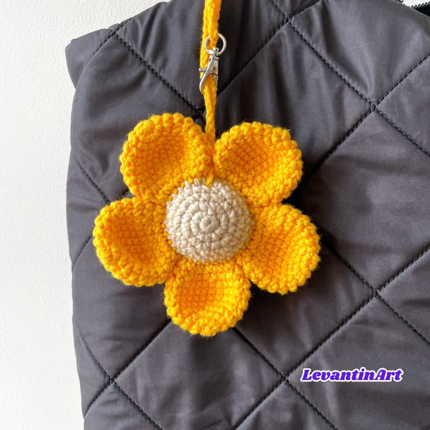 Floare uriasa - Breloc ornament pentru geanta, crosetat manual, cu catarama de prindere